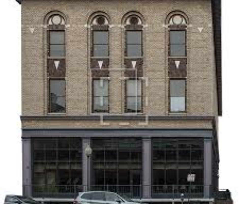 A building with cars parked in front of it.